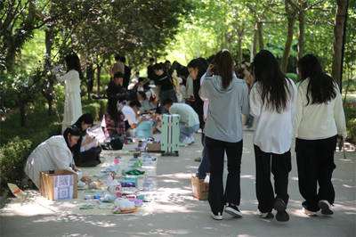 掀起校园绿色消费热潮!山东商务职业学院“跳蚤市场”来了